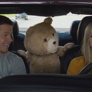Ted 2: Amanda Seyfried con Mark Wahlberg e Ted in una scena del film
