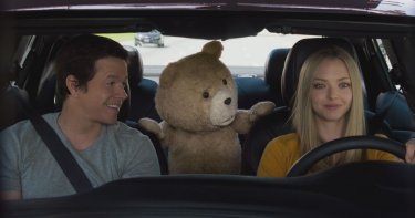 Ted 2: Amanda Seyfried con Mark Wahlberg e Ted in una scena del film