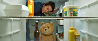 Ted 2: l'orsacchiotto Ted e Mark Wahlberg scrutano nel frigo in una scena del film