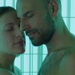 Crushed Lives - Il sesso dopo i figli: Alberto Basaluzzo e Caterina Capodilista in una scena d'amore del film