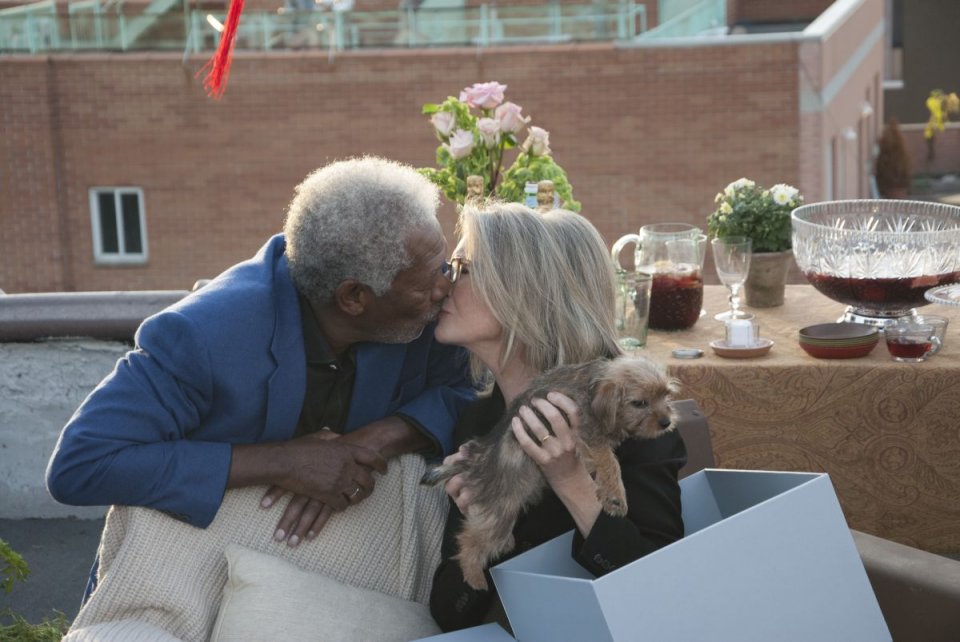 Ruth & Alex - L'amore cerca casa: un bacio tenero tra Morgan Freeman e Diane Keaton