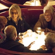 Ruth & Alex - L'amore cerca casa: Morgan Freeman e Diane Keaton a cena con amici in una scena del film