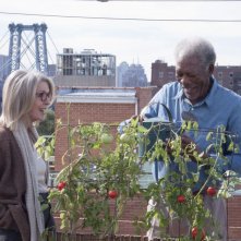 Ruth & Alex - L'amore cerca casa: Morgan Freeman e Diane Keaton sulla loro terrazza in una scena del film