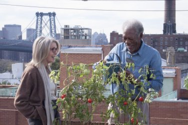 Ruth & Alex - L'amore cerca casa: Morgan Freeman e Diane Keaton sulla loro terrazza in una scena del film