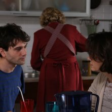 Noi siamo Francesco: Mauro Racanati parla con Elena Sofia Ricci in una scena del film