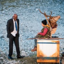 Big Game - Caccia al Presidente: Samuel L. Jackson sorride insieme al piccolo Onni Tommila in un momento del film