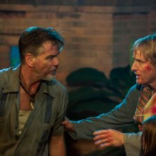 No Escape - Colpo di stato: Owen Wilson e Pierce Brosnan in una scena