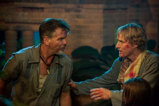 No Escape - Colpo di stato: Owen Wilson e Pierce Brosnan in una scena