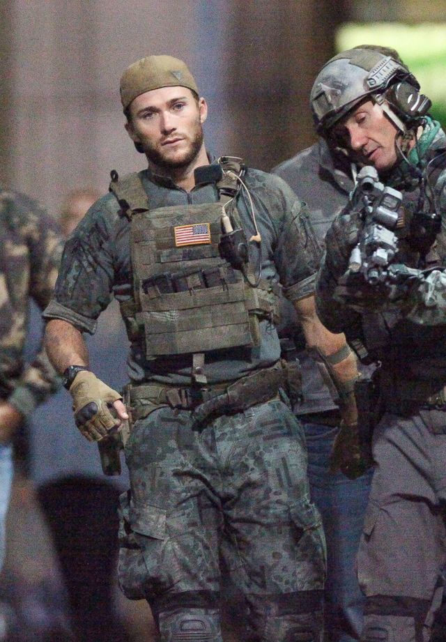 Suicide Squad: Scott Eastwood sul set in tenuta da soldato