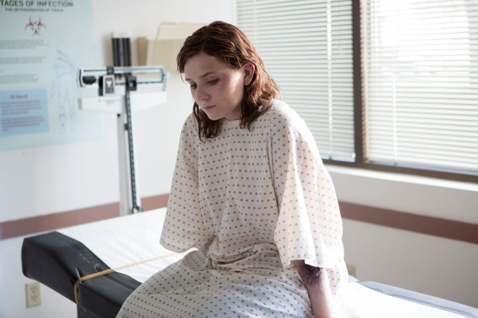 Contagious: Abigail Breslin in ospedale dopo il 'contagio' in una scena del film