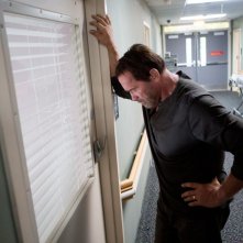 Contagious: Arnold Schwarzenegger padre affranto dal contagio della figlia in una scena del film