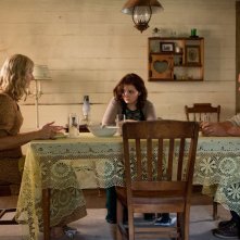 Contagious: Arnold Schwarzenegger con Abigail Breslin e Joely Richardson in una scena del film