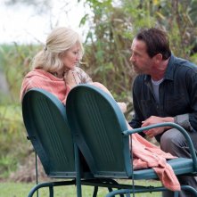 Contagious: Arnold Schwarzenegger con Joely Richardson in una scena del film