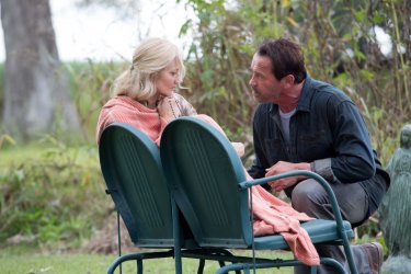 Contagious: Arnold Schwarzenegger con Joely Richardson in una scena del film