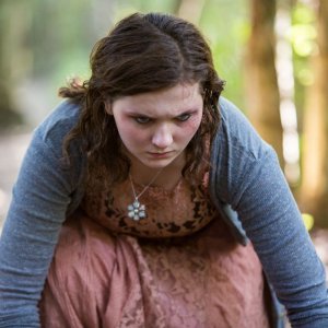Contagious: la 'contagiata' Abigail Breslin in una scena del film