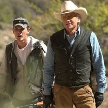 Beyond the Reach: Michael Douglas e Jeremy Irvine in una scena del film