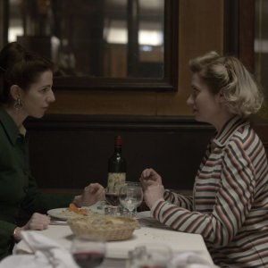 Violette: Emmanuelle Devos con Sandrine Kiberlain in una scena del film drammatico