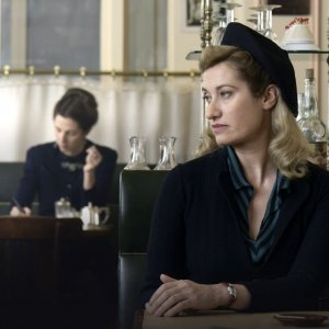 Violette: Emmanuelle Devos insieme alla co-protagonista Sandrine Kiberlain in una scena del film biografico