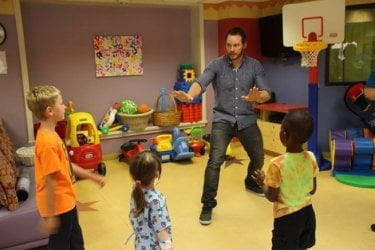 Chris Pratt ricrea una scena di Jurassic World con i piccoli pazienti del Lake Children's Hospital