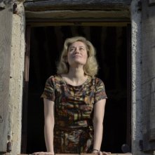 Violette: Emmanuelle Devos guarda il cielo dalla finestra in una scena del film
