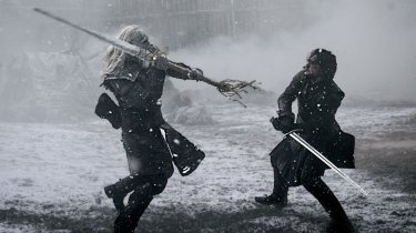 Il trono di spade: Kit Harington impegnato in una scena di battaglia in una scena dell'episodio Aspra dimora