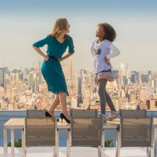 Annie - La felicità è contagiosa: Quvenzhané Wallis balla insieme a Rose Byrne in una scena del film