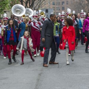 Annie - La felicità è contagiosa: una scena corale del film musicale