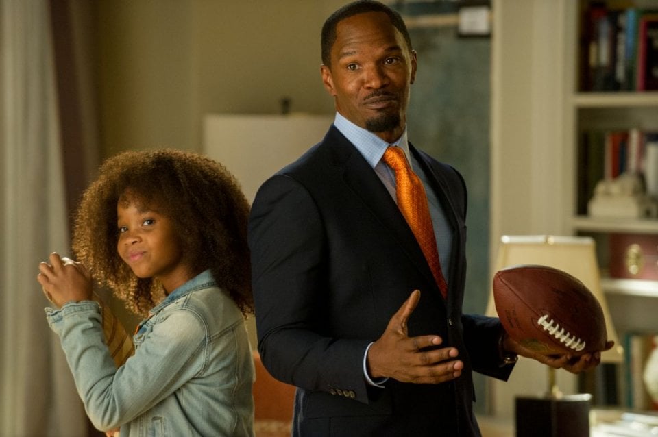 Annie - La felicità è contagiosa: Quvenzhané Wallis insieme a Jamie Foxx in una scena