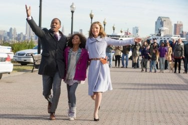 Annie - La felicità è contagiosa: Jamie Foxx con la piccola Quvenzhané Wallis e Rose Byrne in una scena del film