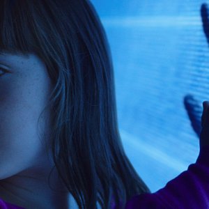 Poltergeist: Kennedi Clements nei panni di Madison in una scena del film horror