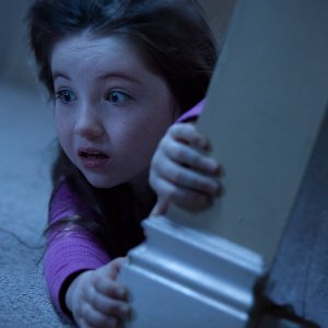Poltergeist: la piccola protagonista Kennedi Clements in una scena del film horror