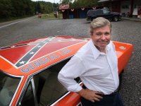 Hazzard: Cooter difende la bandiera della confederazione