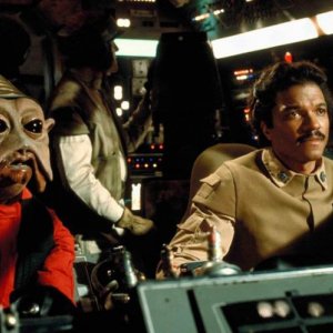 L'impero colpisce ancora: Billy Dee Williams alla guida del Millennium Falcon insieme al copilota Nien Nunb