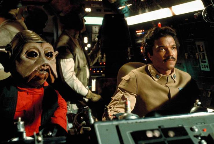 L'impero colpisce ancora: Billy Dee Williams alla guida del Millennium Falcon insieme al copilota Nien Nunb
