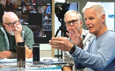 X-Files: Chris Carter durante un incontro con i produttori