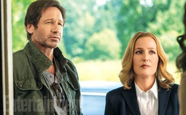 X-Files: David Duchovny e Gillian Anderson in una scena della serie