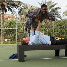 Duri si diventa: Will Ferrell si allena sollevando Kevin Hart in un momento del film comico