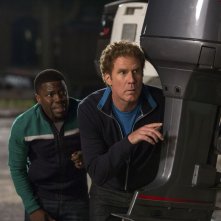 Duri si diventa: Will Ferrell si apposta con Kevin Hart in una scena della commedia d'azione