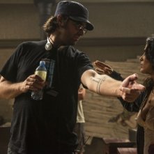Everly:  Salma Hayek col regista Joe Lynch sul set del film