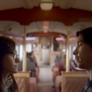 Comet: Justin Long ed Emmy Rossum in un'immagine del film di Sam Esmail