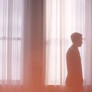 Comet: Emmy Rossum e Justin Long in una scena del film