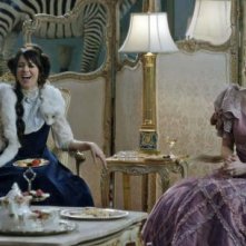 Another Period: Natasha Leggero e Riki Lindhome in una scena della serie