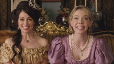 Another Period: le sorridenti protagoniste Natasha Leggero e Riki Lindhome