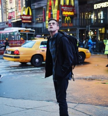 Mr. Robot: Rami Malek in una scena del primo episodio