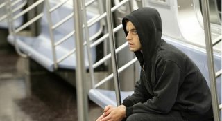 Mr. Robot: l'attore Rami Malek in una scena ambientata in metropolitana