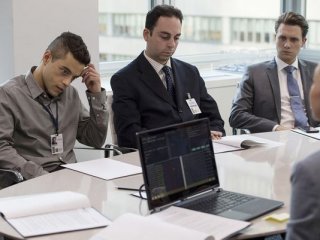 Mr. Robot: Elliot (Rami Malek) durante una riunione
