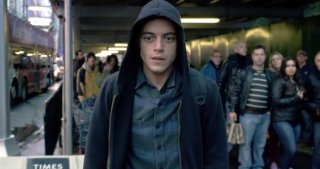 Mr. Robot: il protagonista Rami Malek in una scena del pilot
