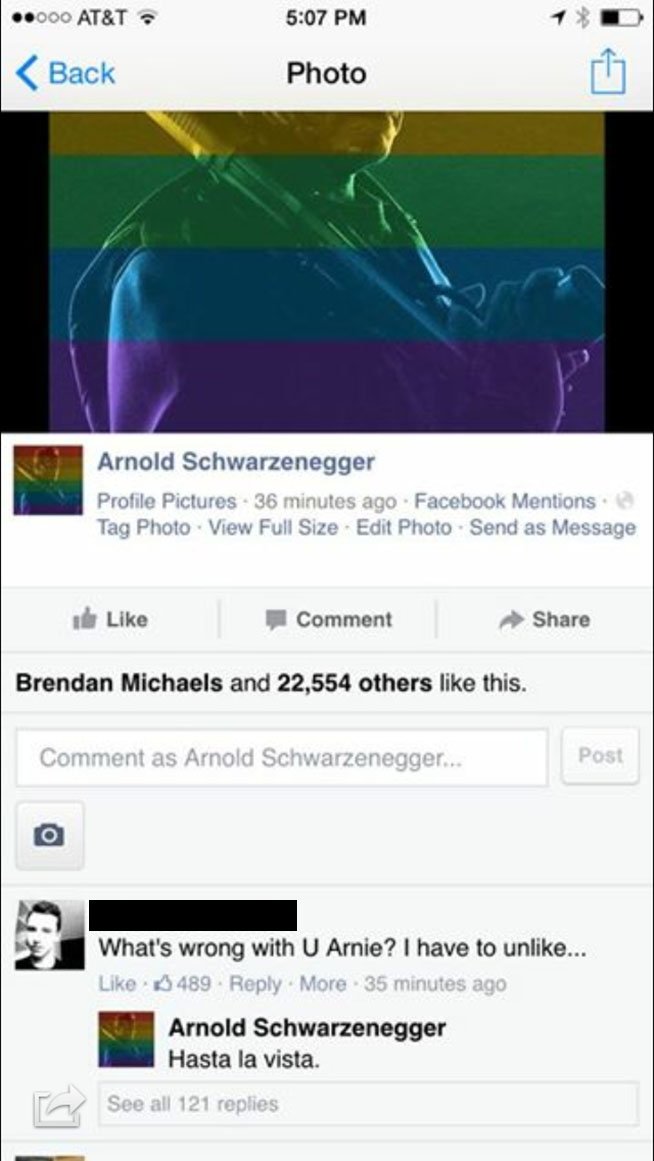 Arnold Schwarzenegger risponde a un fa su Facebook