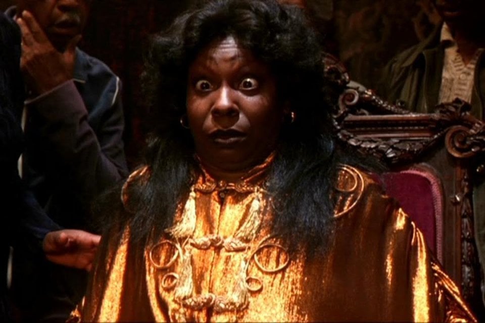 Whoopi Goldberg in una scena di Ghost - Fantasma