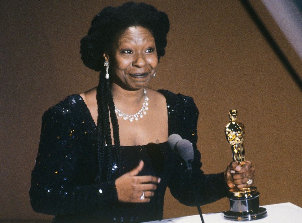 Whoopi Goldberg premiata con l'Oscar alla miglior attrice non protagonista